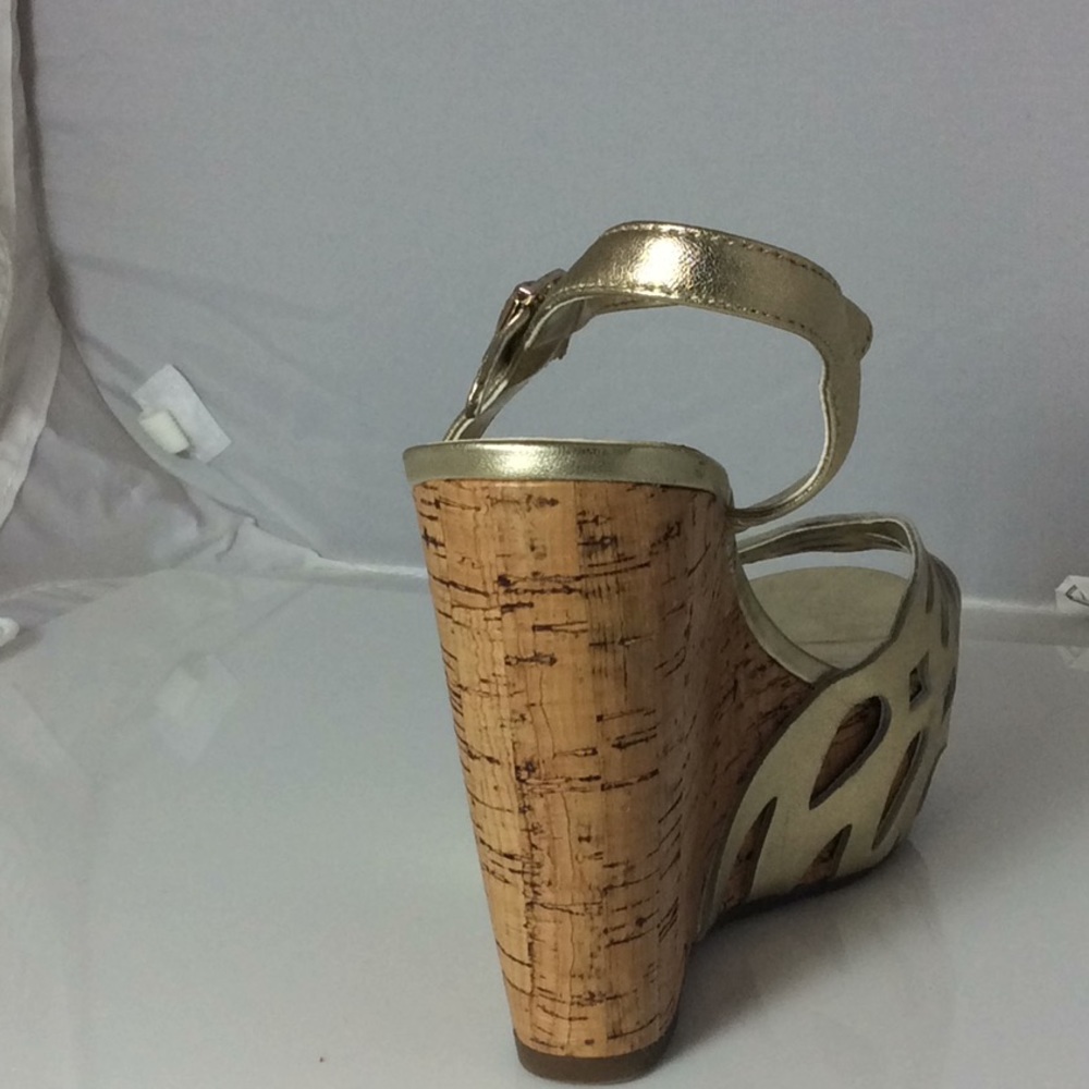 We are selling (5.5) BCBGENERATION shoes - Picture 4 of 4